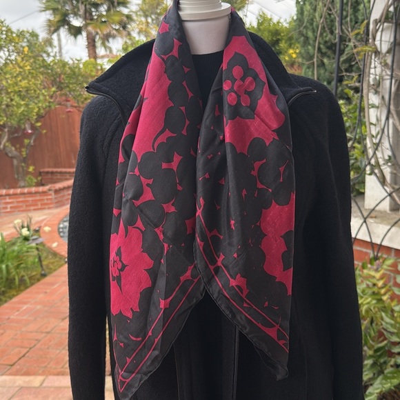 Elegant Black and Red Scarf - Picture 6 of 8